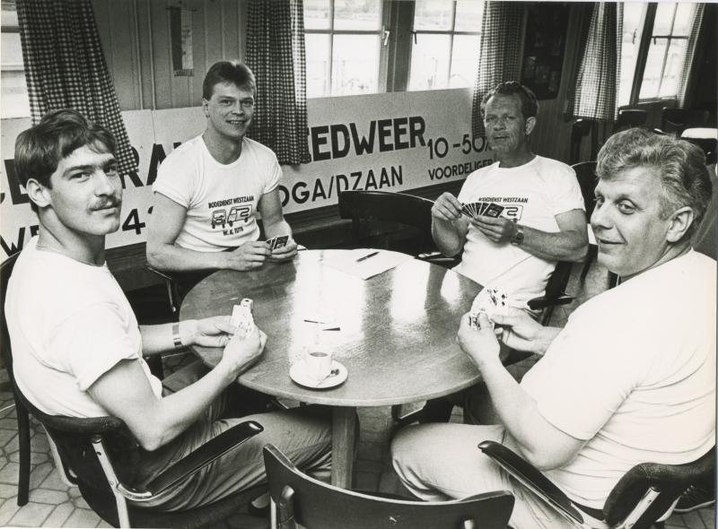 klaverjasrecord in de Tromhoek op 9-6-83 met vlnr Siem Meester, Willem Klerck, Maarten poulain en Arthur de Wit. Dit in het teken van het 3e lustrum van de Drumbandvereniging. hier een poging het werelduurrecord klaverjassen te verbreken.
het record was 82 uur 39 minuten, echter dit werd niet gehaald Arthur is ziek geworden na 33 uur spelen.